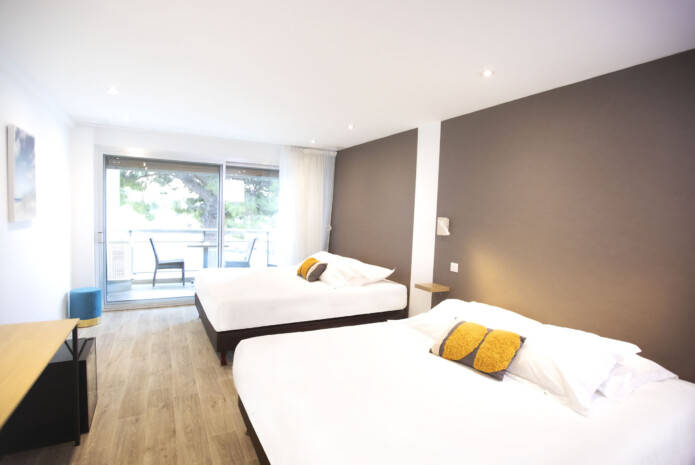 Chambre quadruple vue hippodrome, Hôtel Tiercé