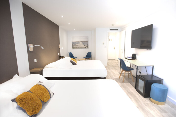 Chambre quadruple vue hippodrome, Hôtel Tiercé